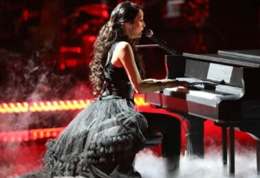 Mayré Martínez de vestido negro toca el piano para su interpretación de Amorfoda de Bad Bunny en La Voz US