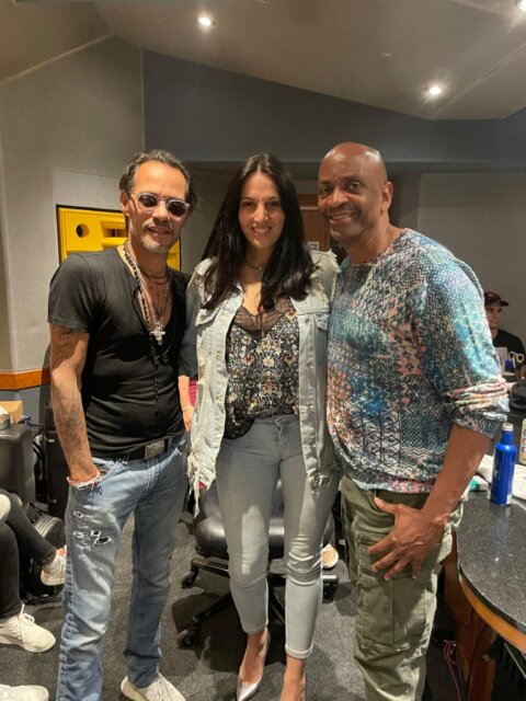 Mayré Martínez, Marc Anthony y Sergio George en el estudio de grabación