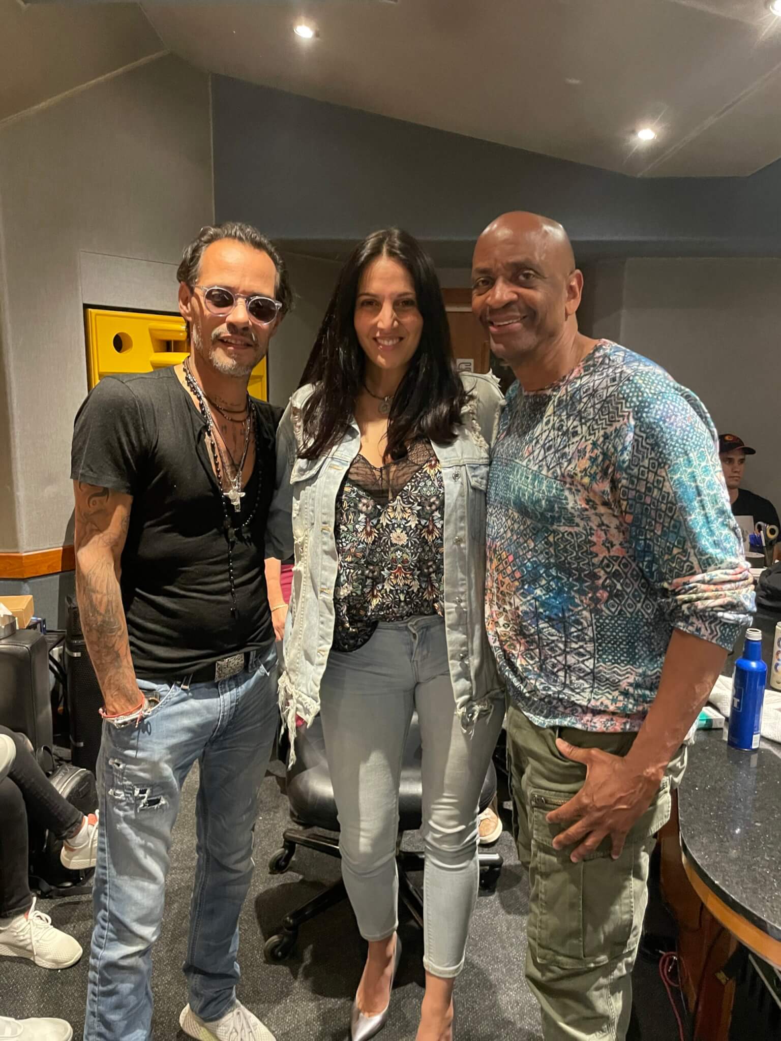 Mayré Martínez, Marc Anthony y Sergio George en el estudio de grabación