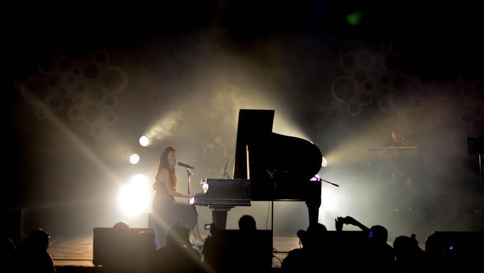 Mayré Martínez al piano presenta su álbum My Black and Blanco