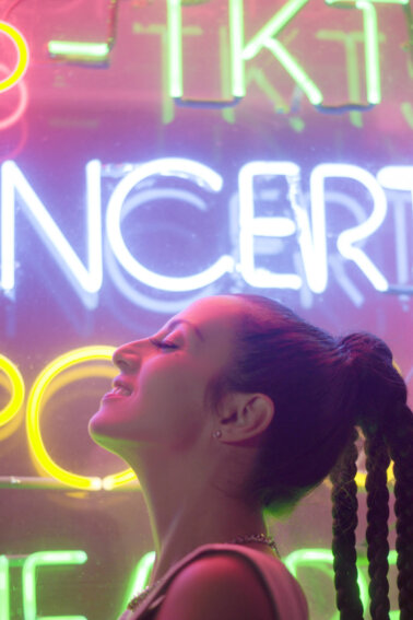 Mayré Martínez sonríe bajo luces de neon