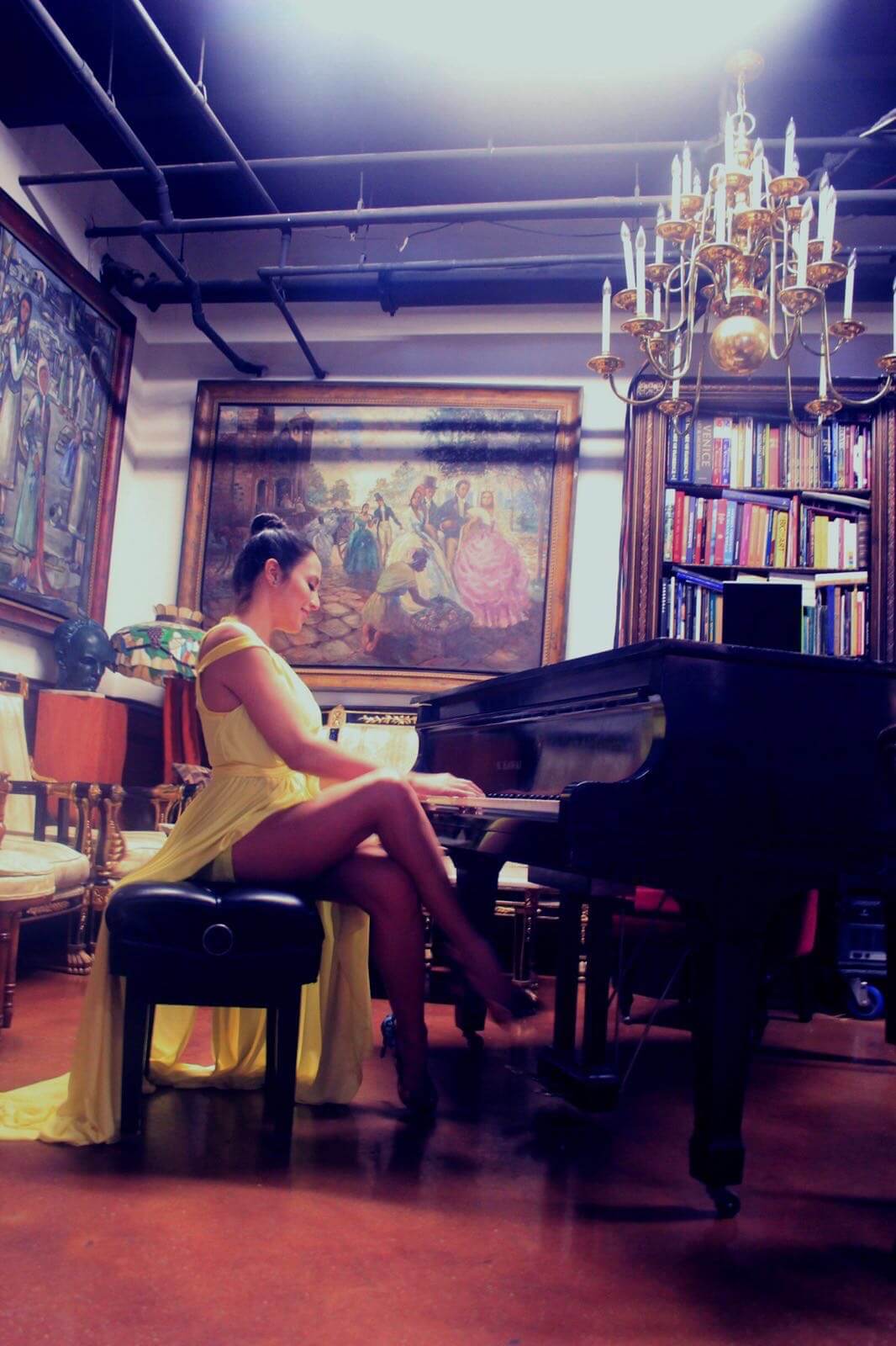 Mayré Martínez vestida de amarillo toca el piano.