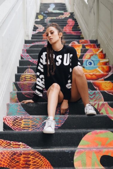 Mayré Martínez posa con look urbano en unas escaleras pintadas.
