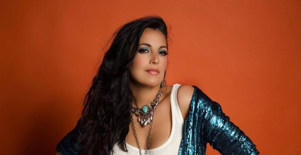 Mayré Martínez en foto promocional para Y, ¿Si Fuera Ella? versión salsa