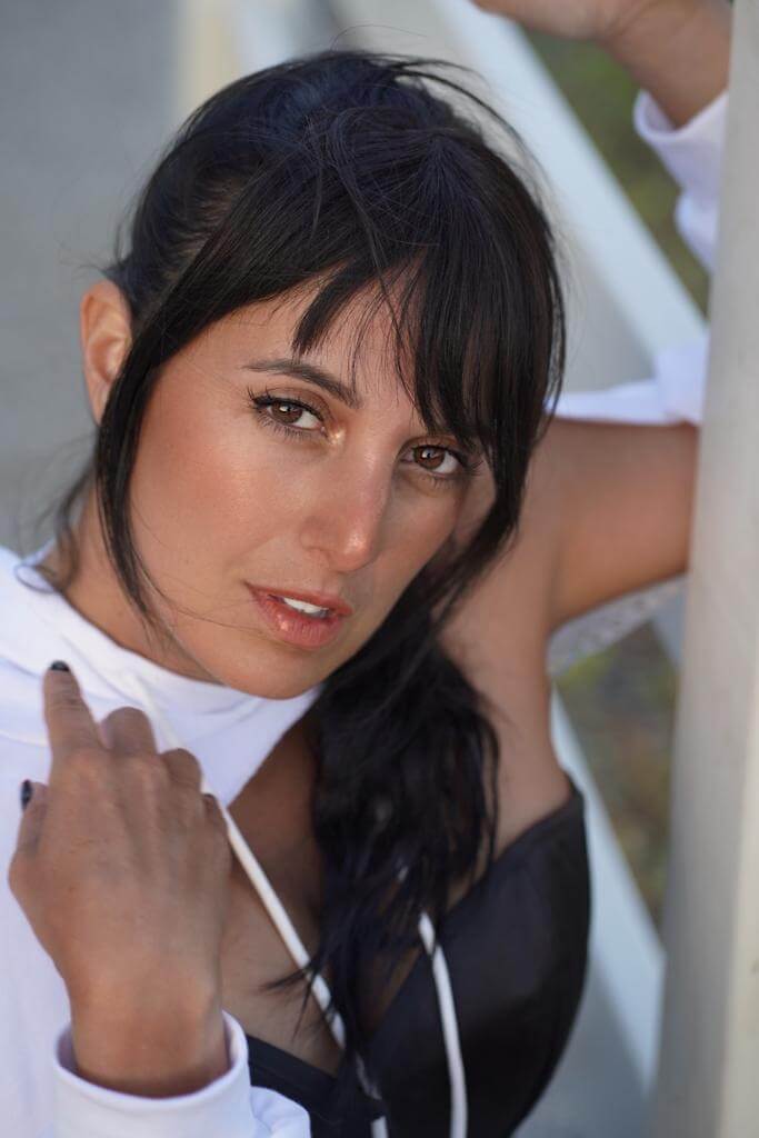 Mayré Martínez releases sensual album "A las 12:02" EP